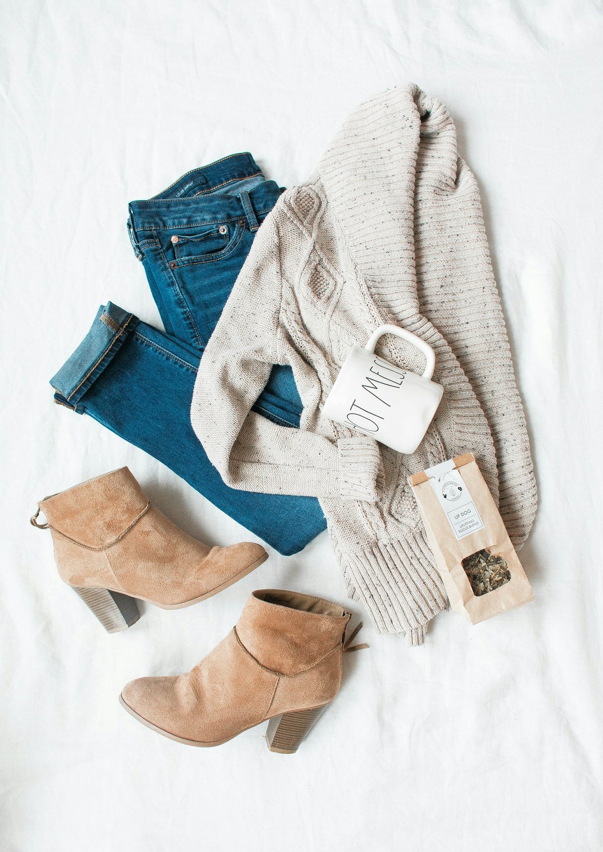 Grauer Cardigan, Jeans und braune Schuhe – Outfit zum Kombinieren