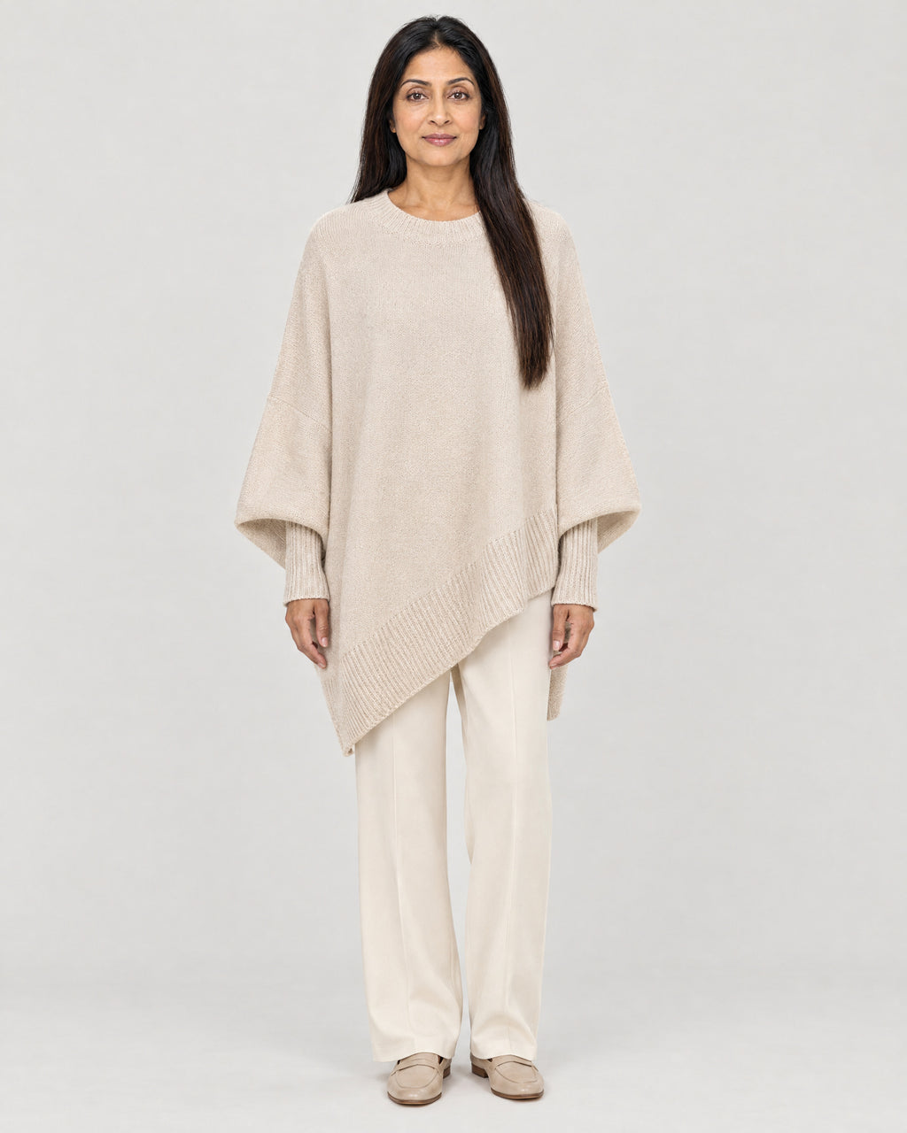 Strickponcho Beige – Vorderansicht