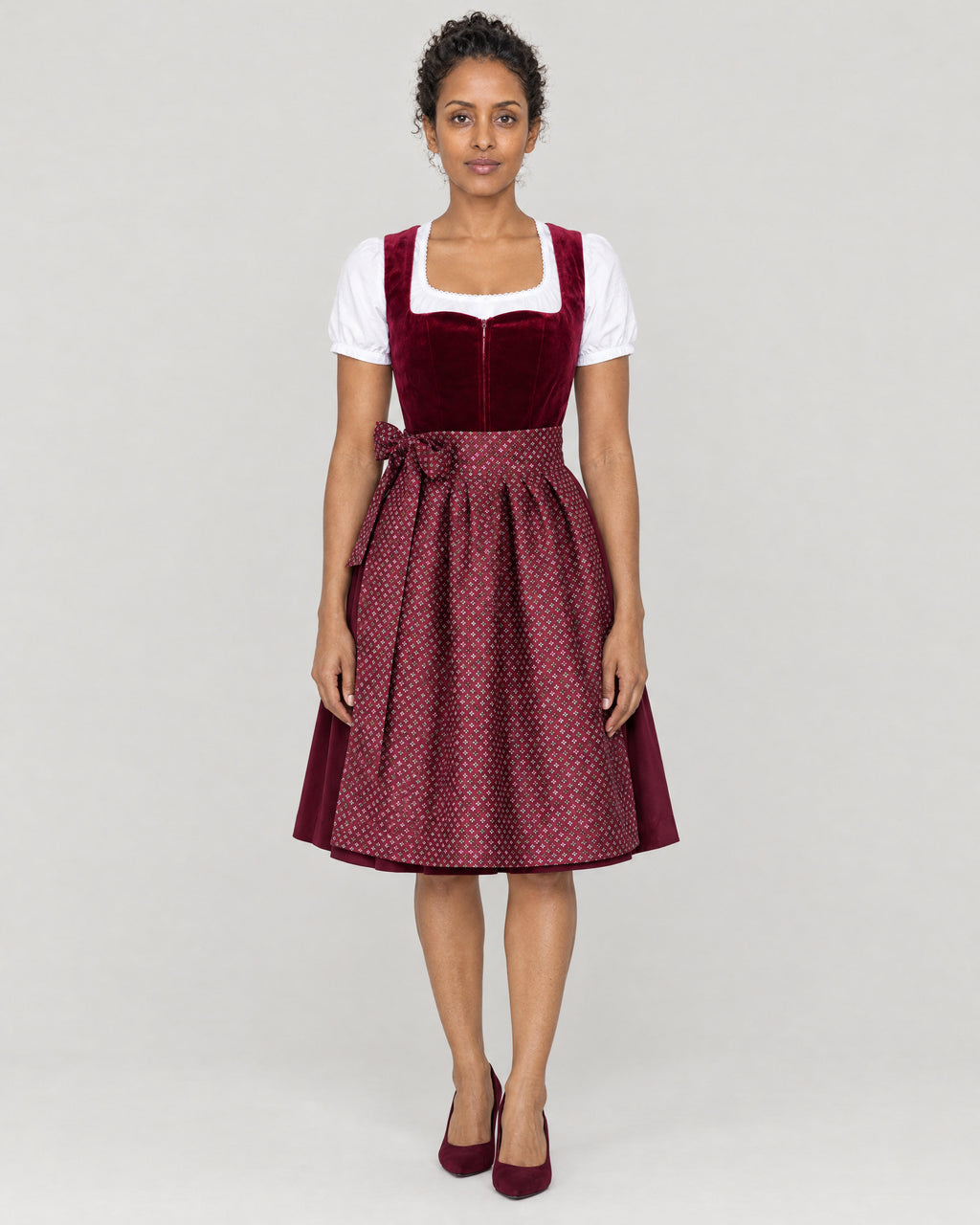 Samt Dirndl Weinrot – Vorderansicht