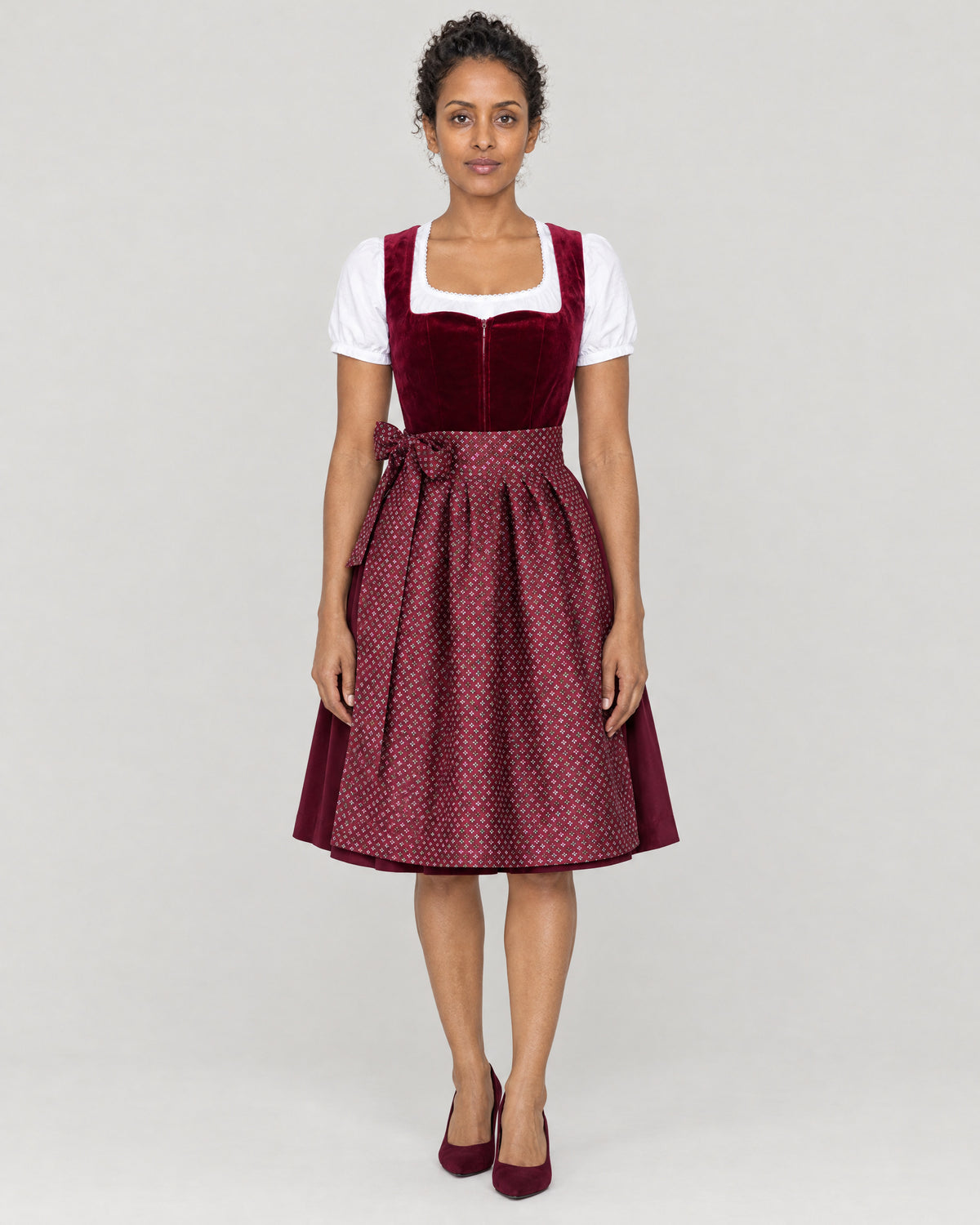 Samt Dirndl Weinrot – Vorderansicht