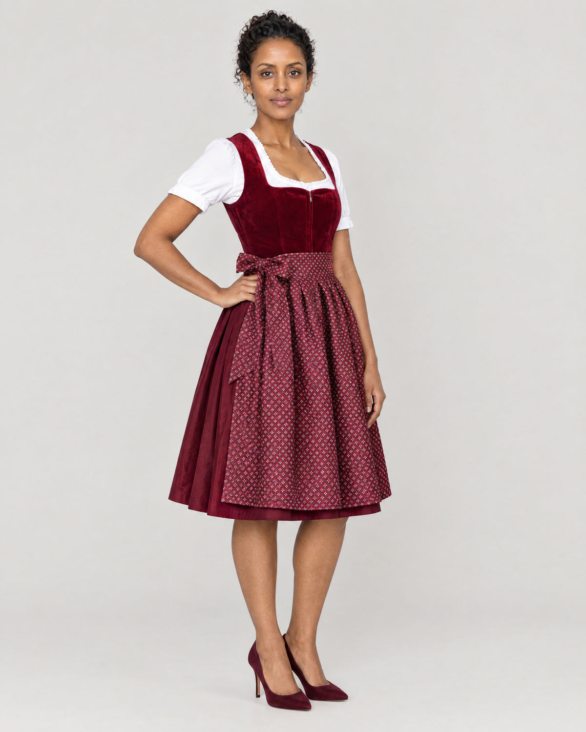 Samt Dirndl – Dreiviertelansicht
