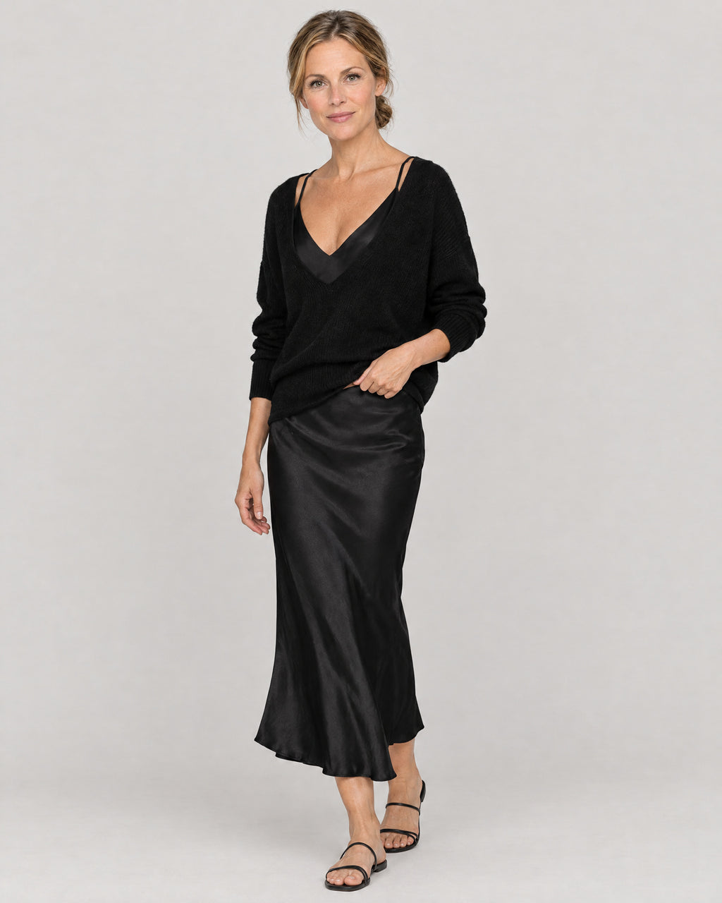 Satin Midikleid mit Pullover Schwarz – Dreiviertelansicht