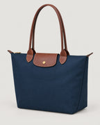 Nylon Tote Bag Marineblau – Dreiviertelansicht