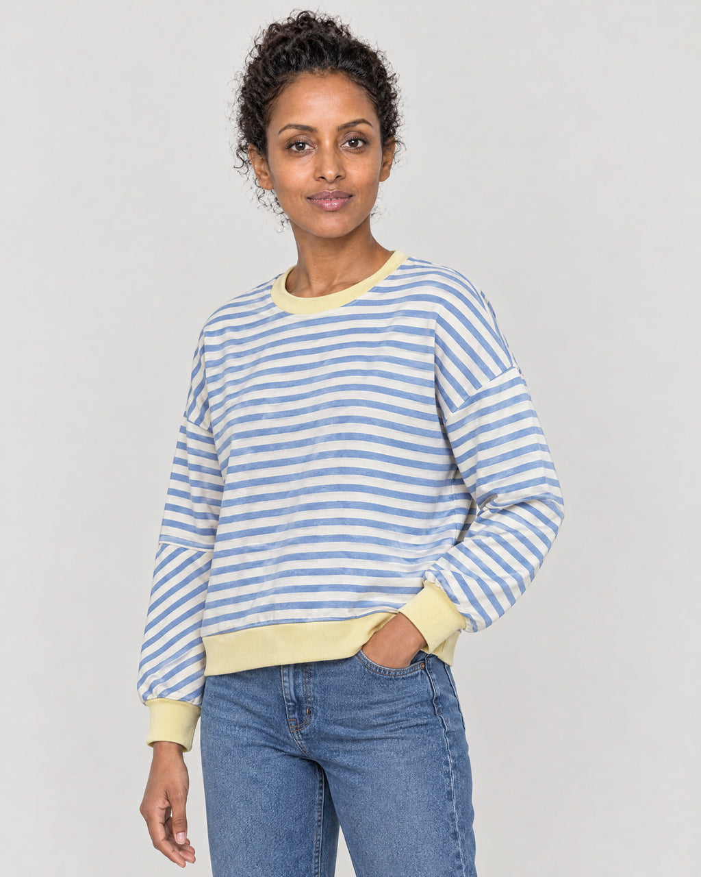 Gestreiftes Sweatshirt – Dreiviertelansicht