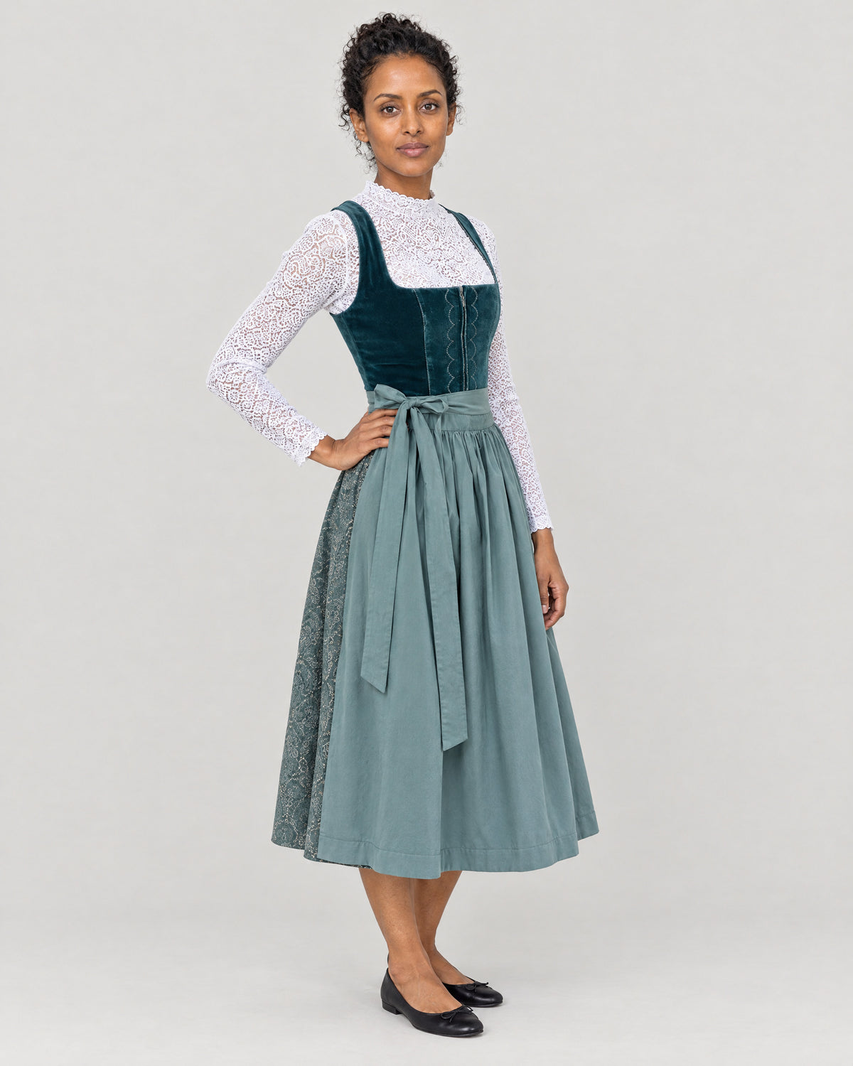 Midi Dirndl – Dreiviertelansicht