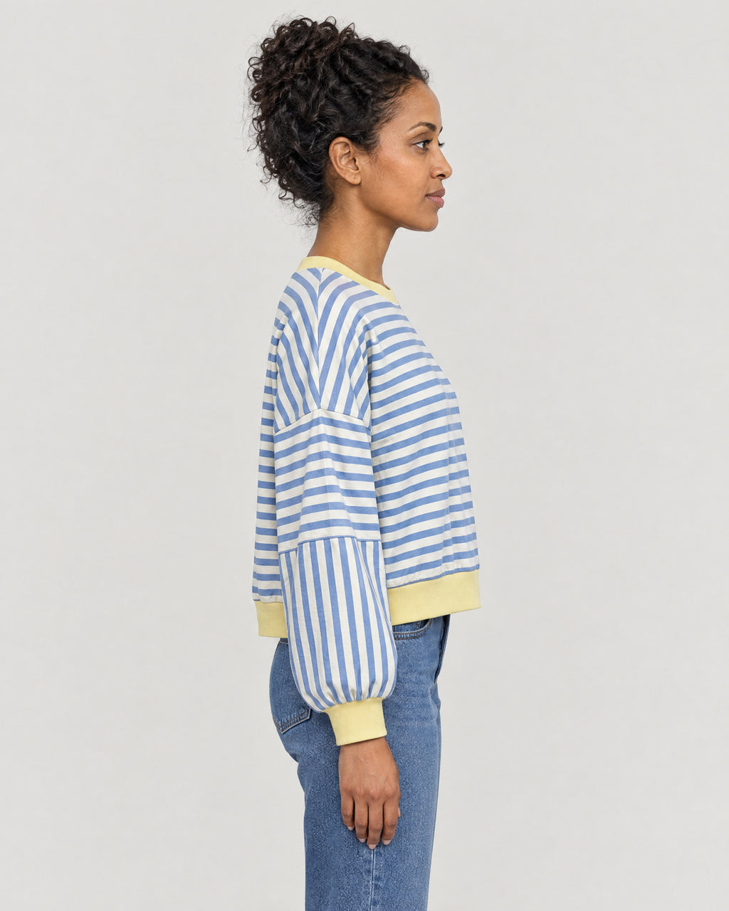 Gestreiftes Sweatshirt – Seitenansicht