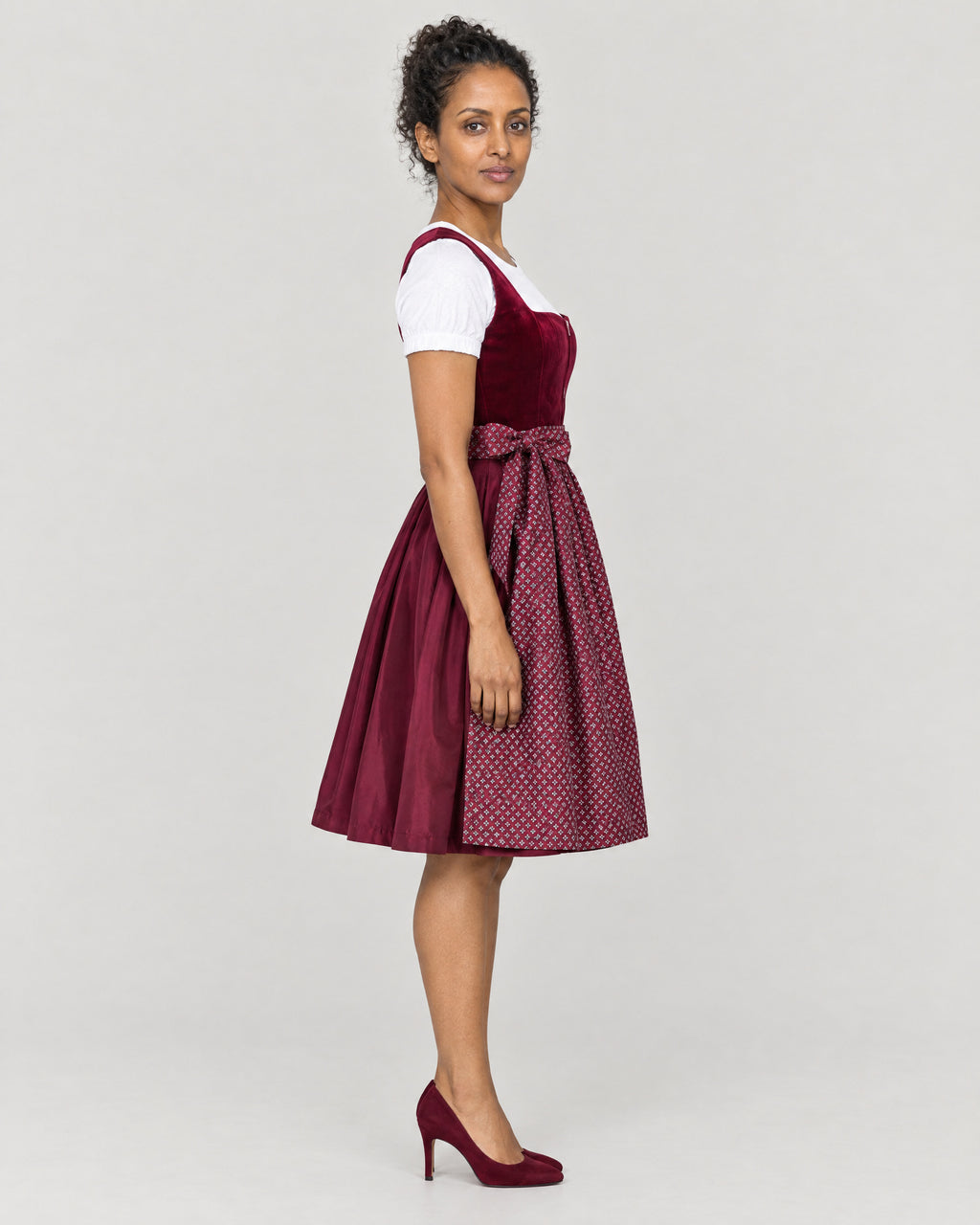 Samt Dirndl – Seitenansicht