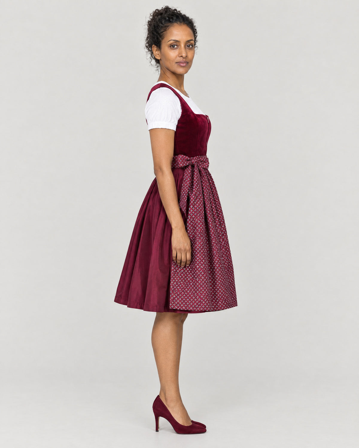 Samt Dirndl – Seitenansicht