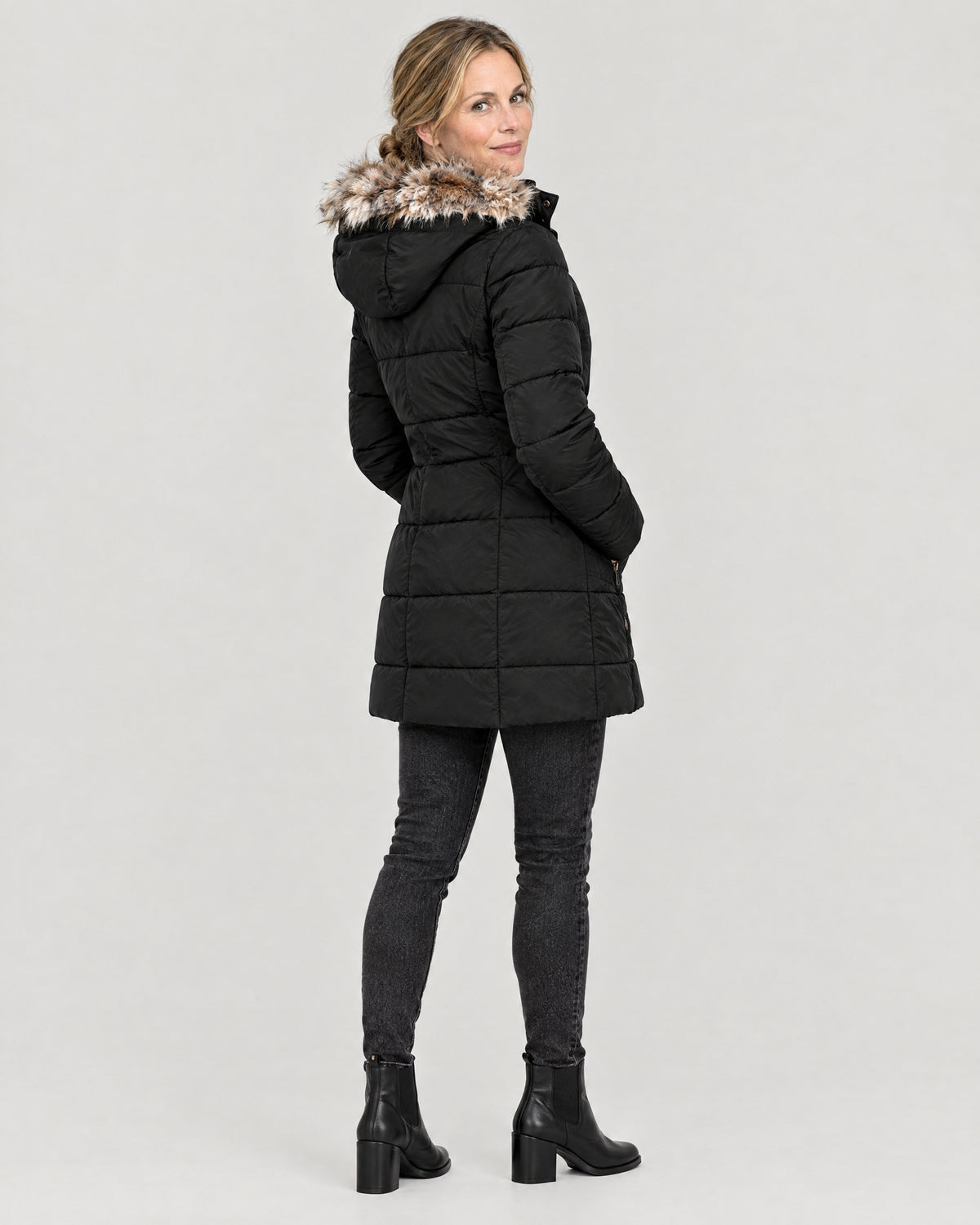 Winterjacke Damen Schwarz – Rückansicht