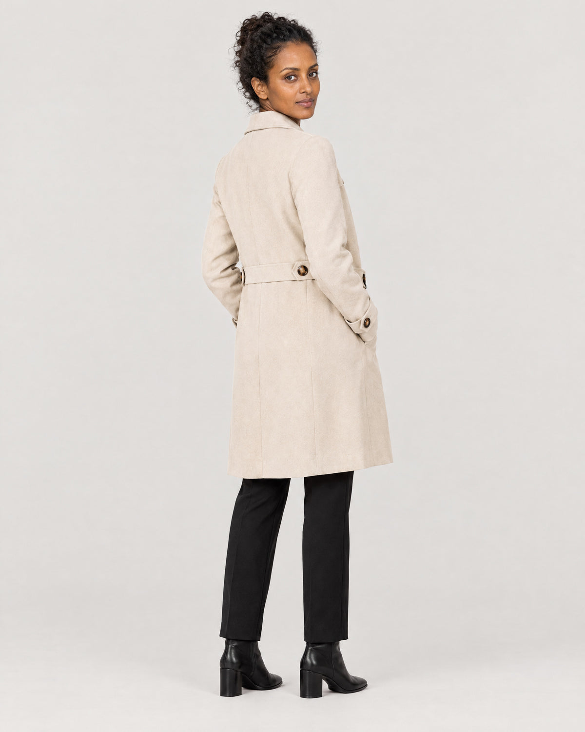 Trenchcoat – Rückansicht