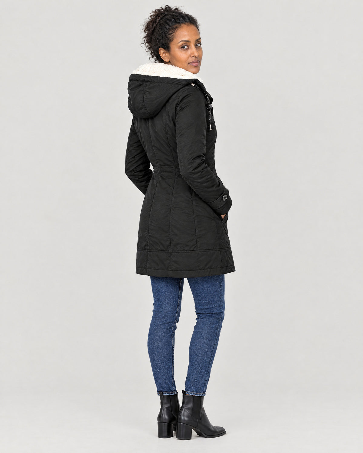 Wintermantel Damen Schwarz – Rückansicht