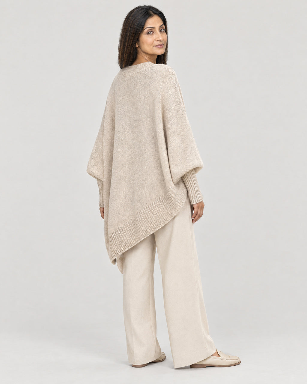 Strickponcho – Rückansicht