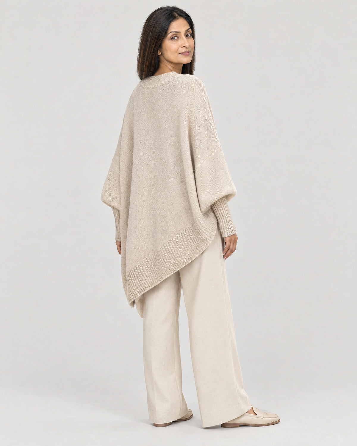 Strickponcho – Rückansicht