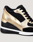 Keil-Sneaker – Detail Goldakzent und Keilsohle