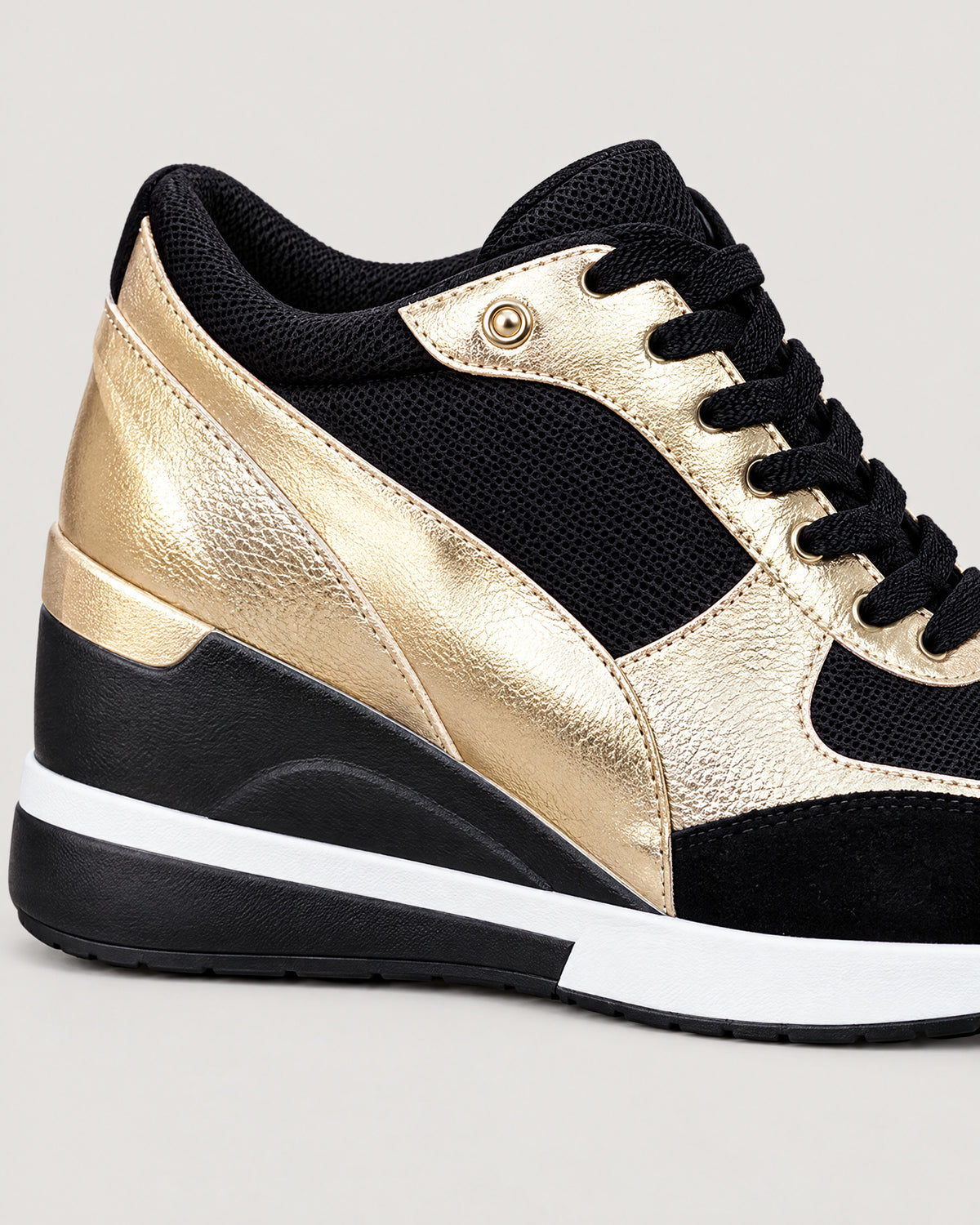Keil-Sneaker – Detail Goldakzent und Keilsohle