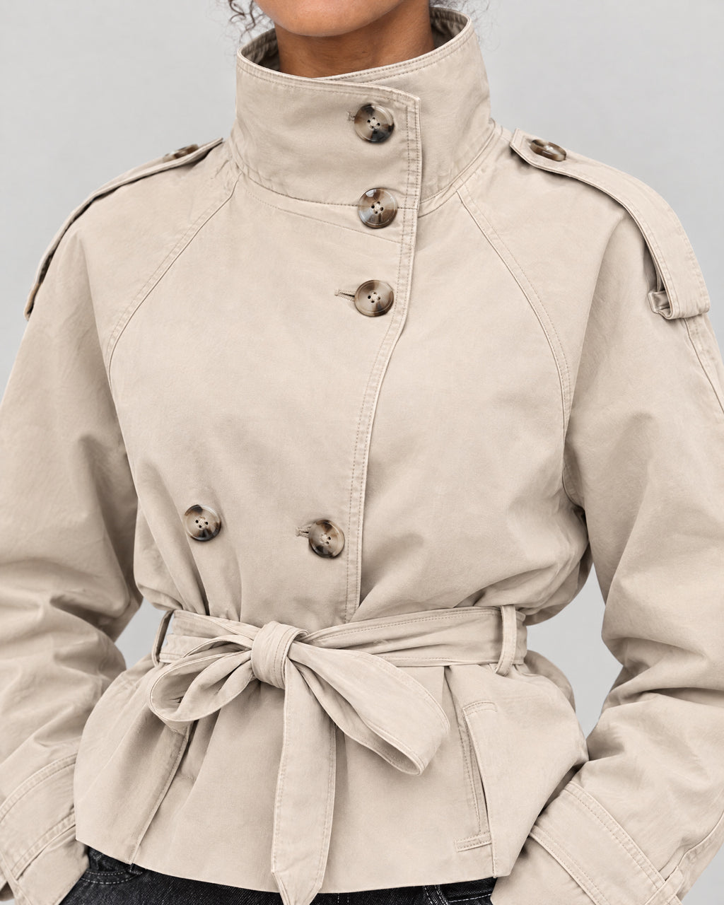 Trenchjacke – Detail Stehkragen und Knöpfe
