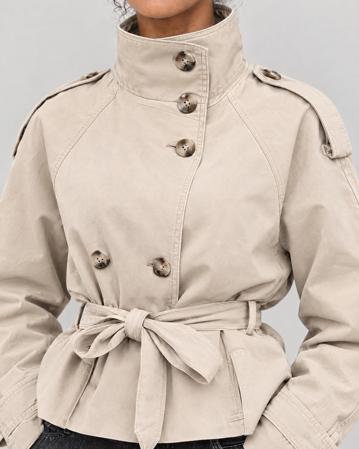 Trenchjacke – Detail Stehkragen und Knöpfe