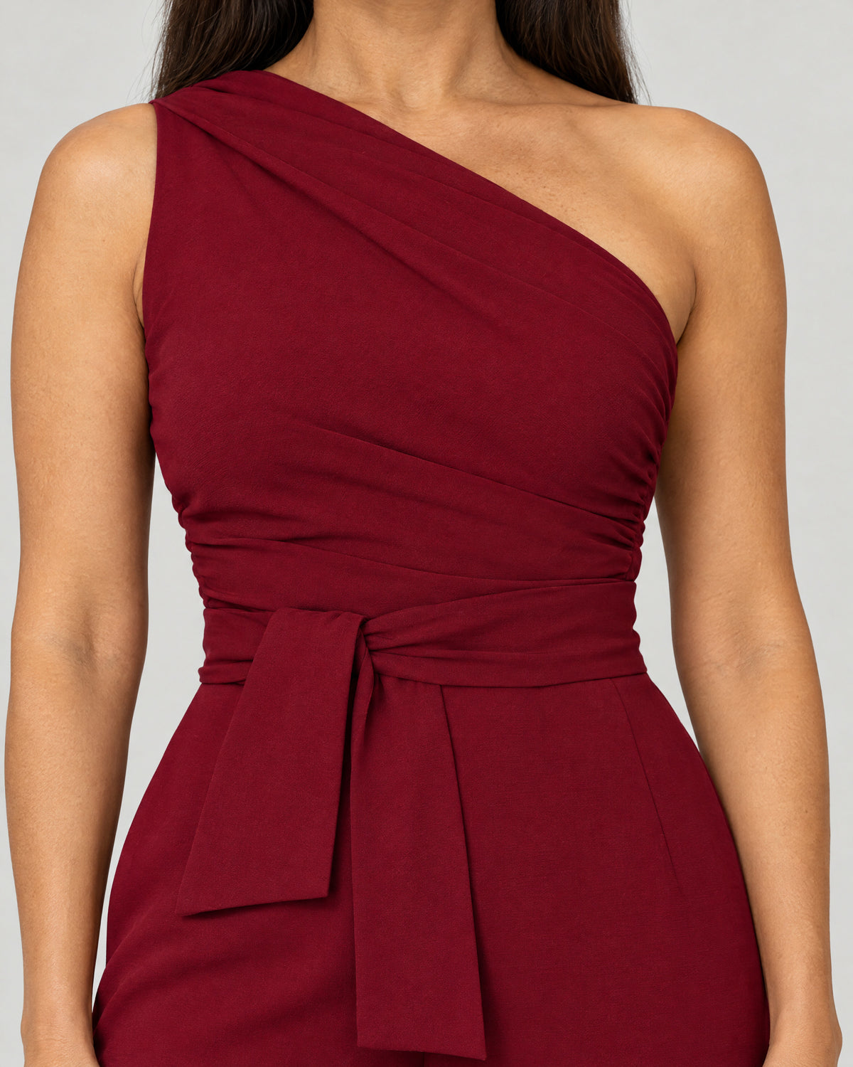 Jumpsuit – Detail Ausschnitt und Gürtel