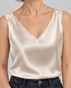 Satin Top – Detail V-Ausschnitt