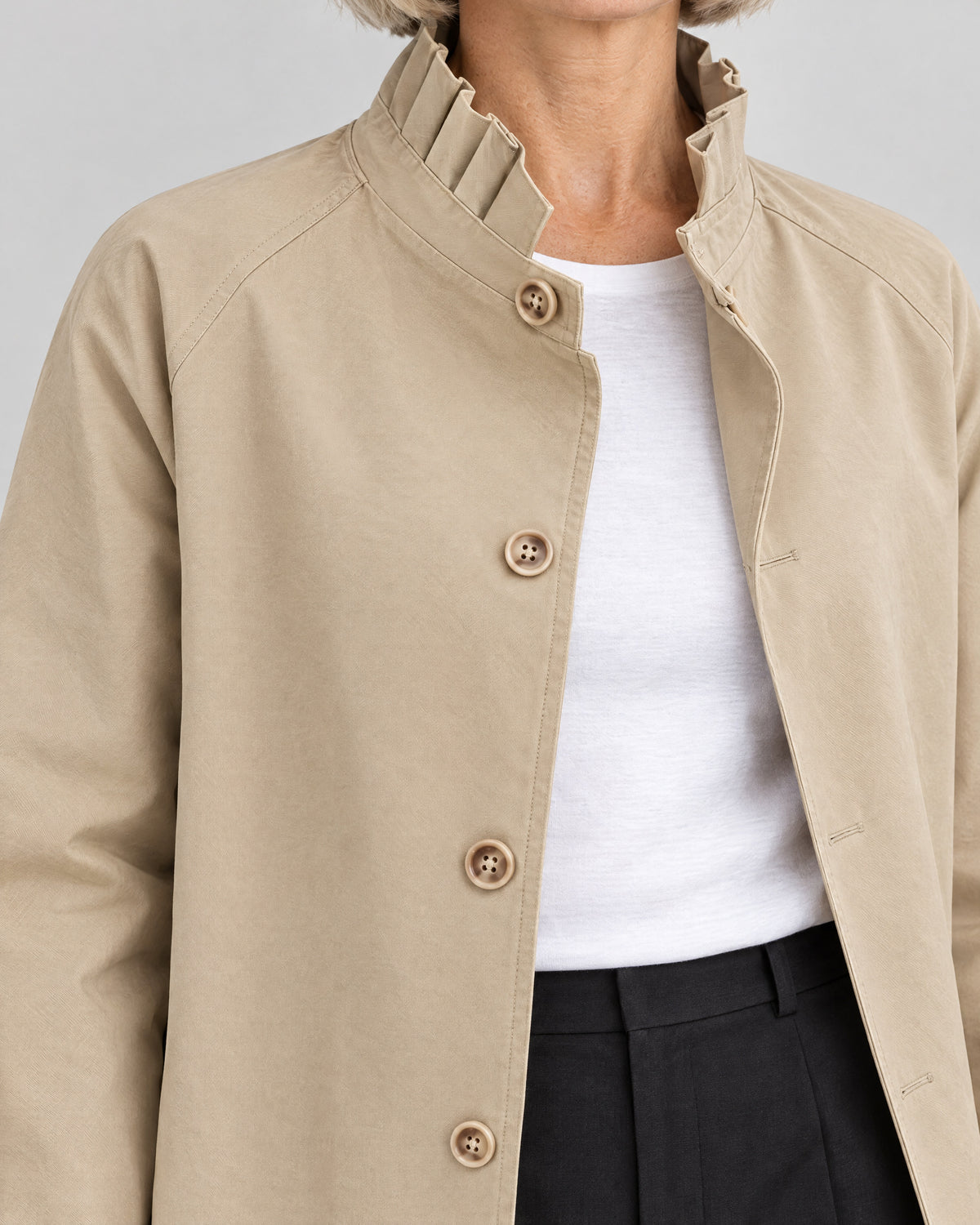 Trenchjacke – Detail Struktur und Knöpfe
