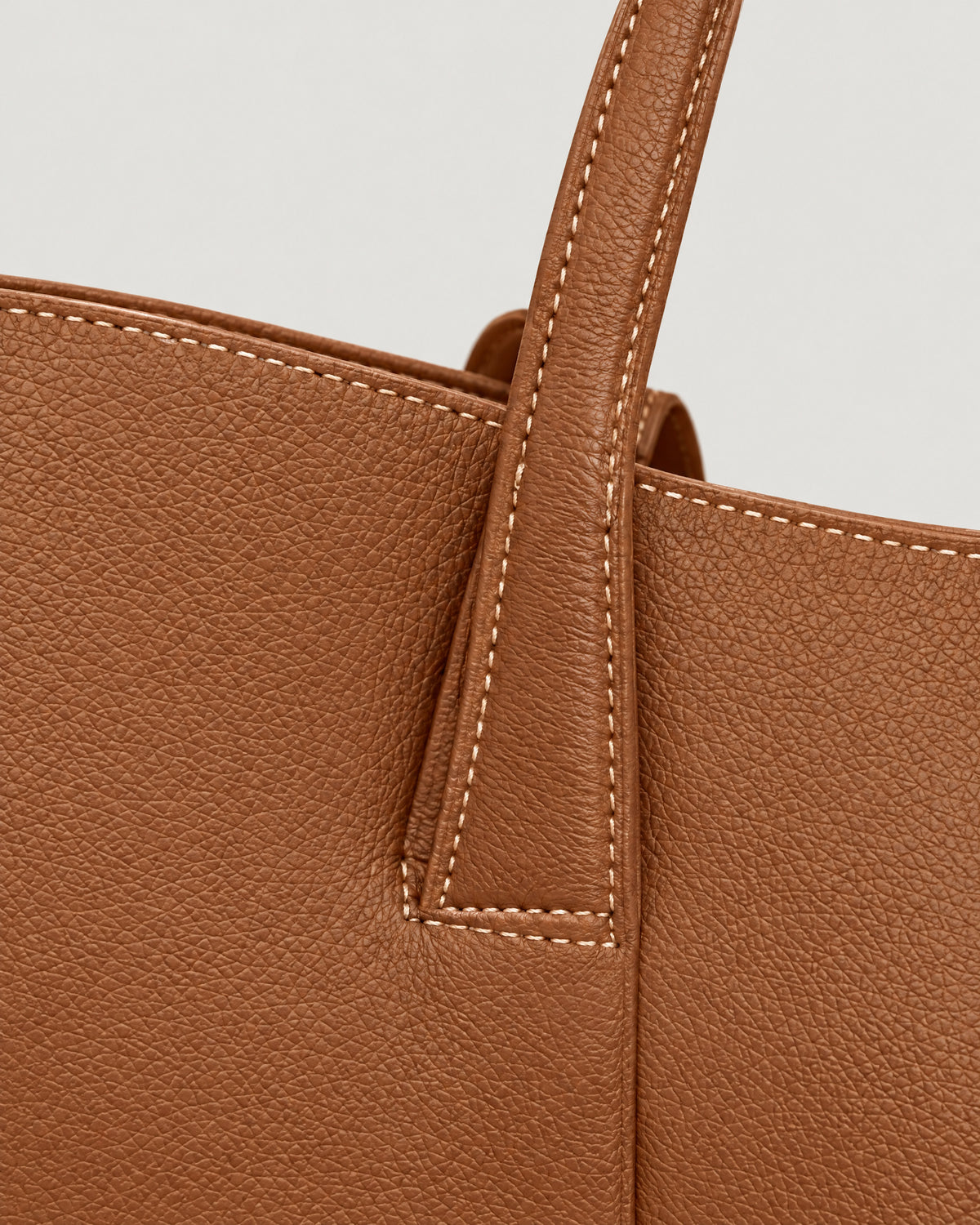 Leder Tote Bag – Detail Henkel und Ledernarbung