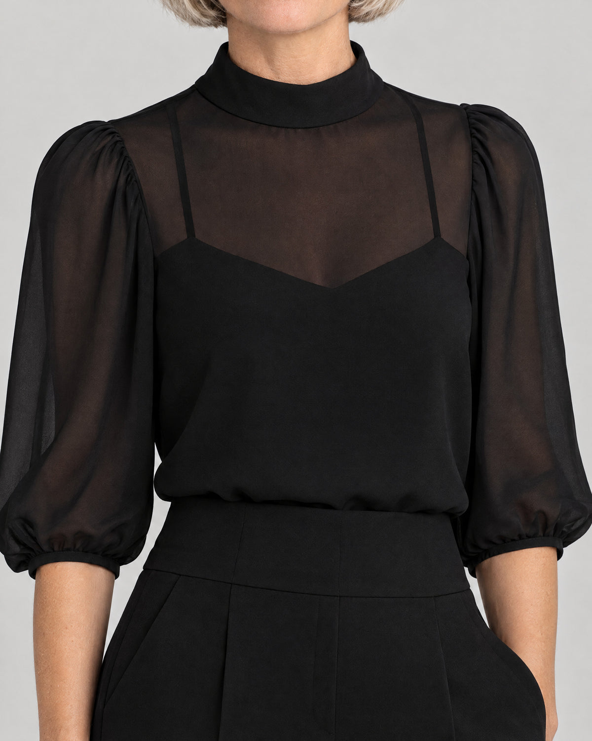 Dreiteiliges Set – Detail Stehkragen und Chiffon