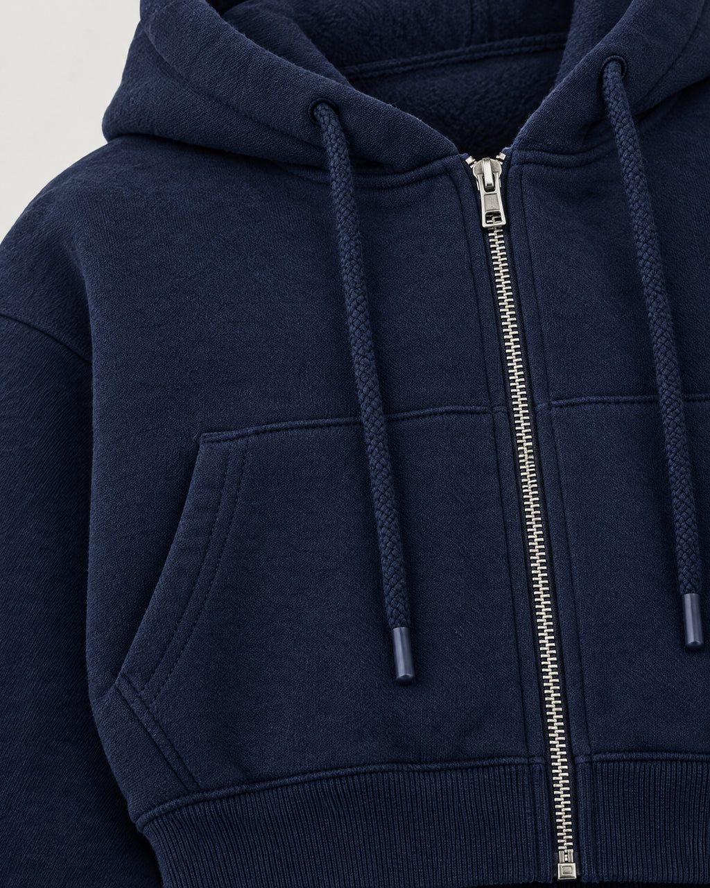Cropped Sweatjacke – Detail Reißverschluss