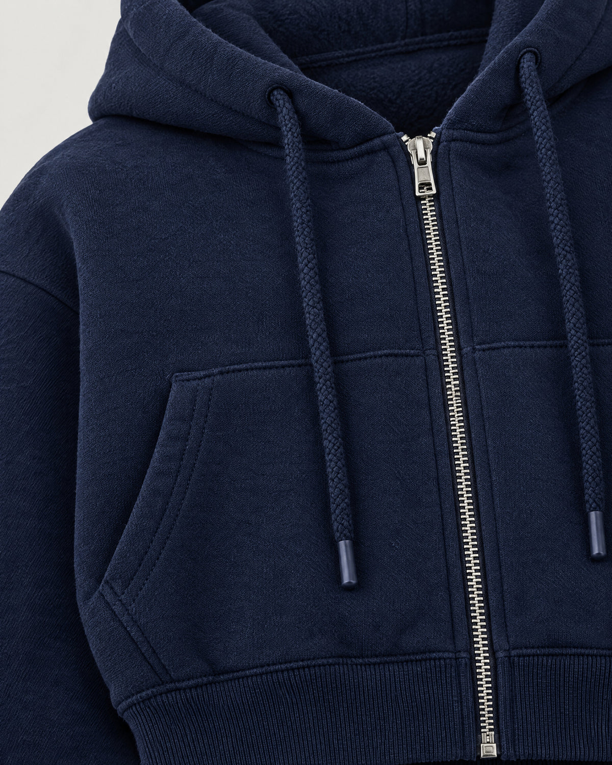 Cropped Sweatjacke – Detail Reißverschluss