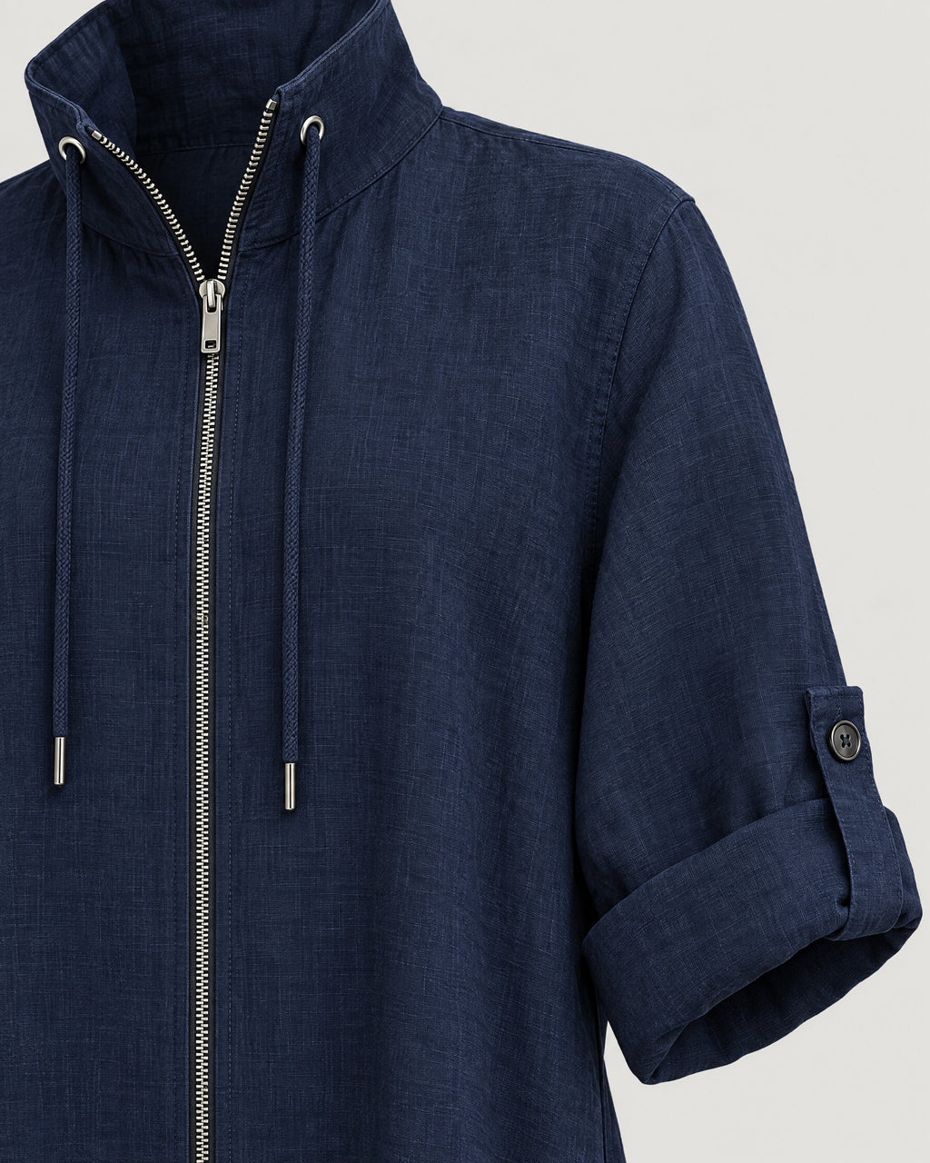 Jumpsuit – Detail Stehkragen und Reißverschluss