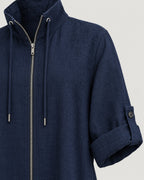 Jumpsuit – Detail Stehkragen und Reißverschluss