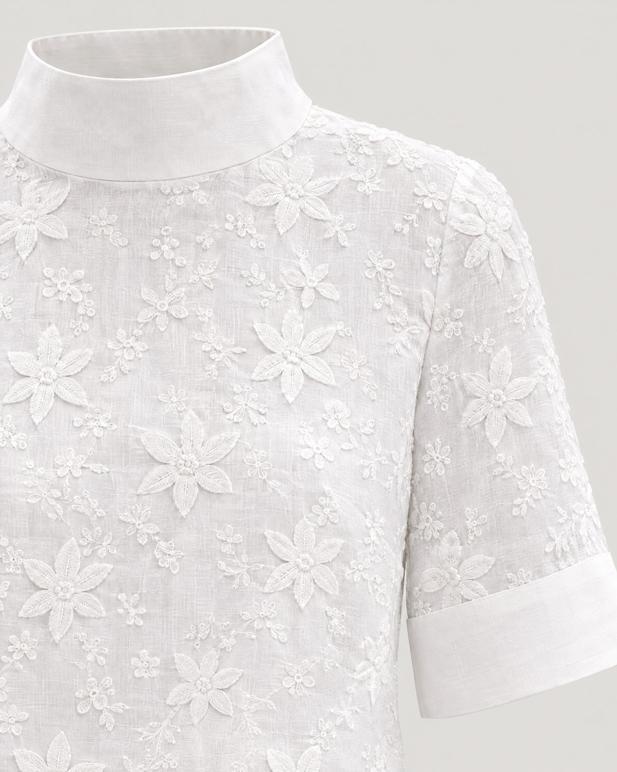 Stehkragen Bluse – Detail Blumenstickerei