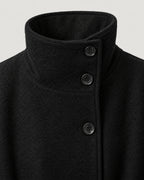 Cape Jacke – Detail Stehkragen und Knöpfe
