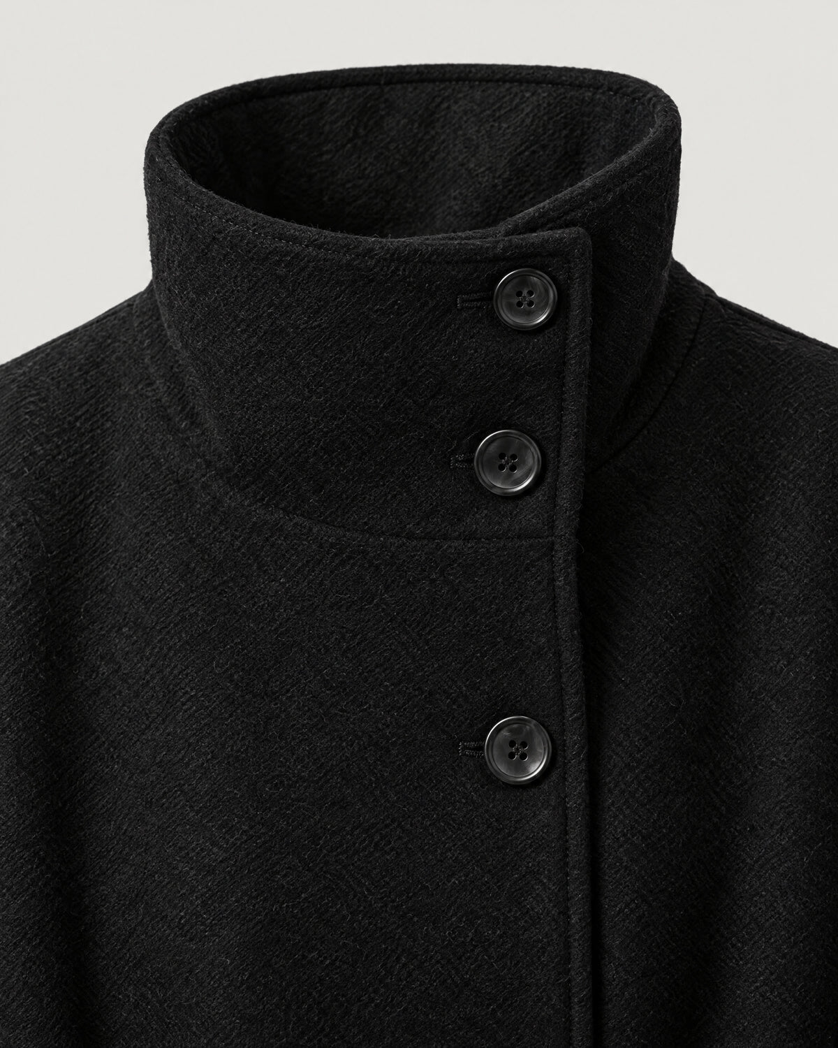 Cape Jacke – Detail Stehkragen und Knöpfe