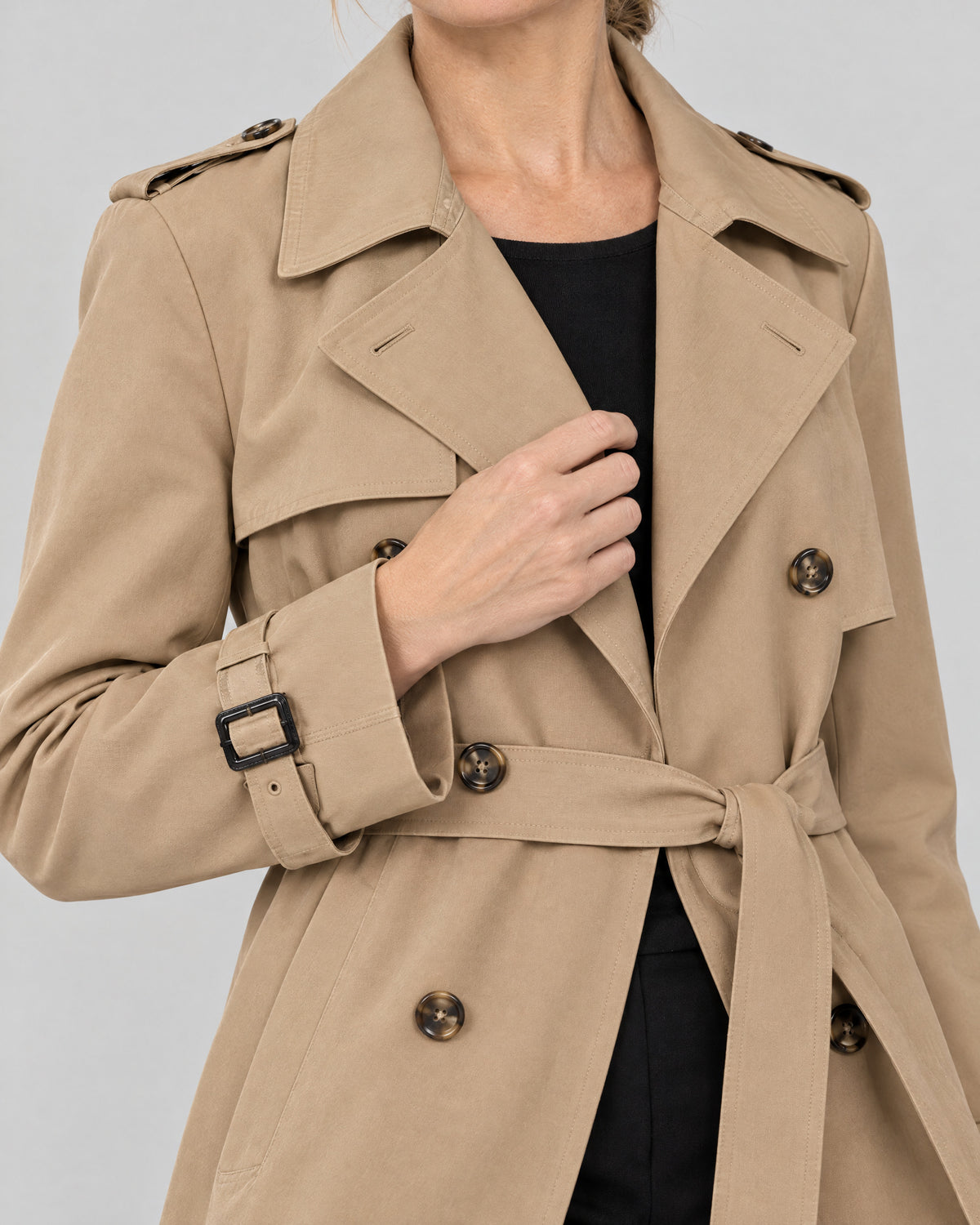 Trenchcoat – Detail Ärmelriegel und Gürtel