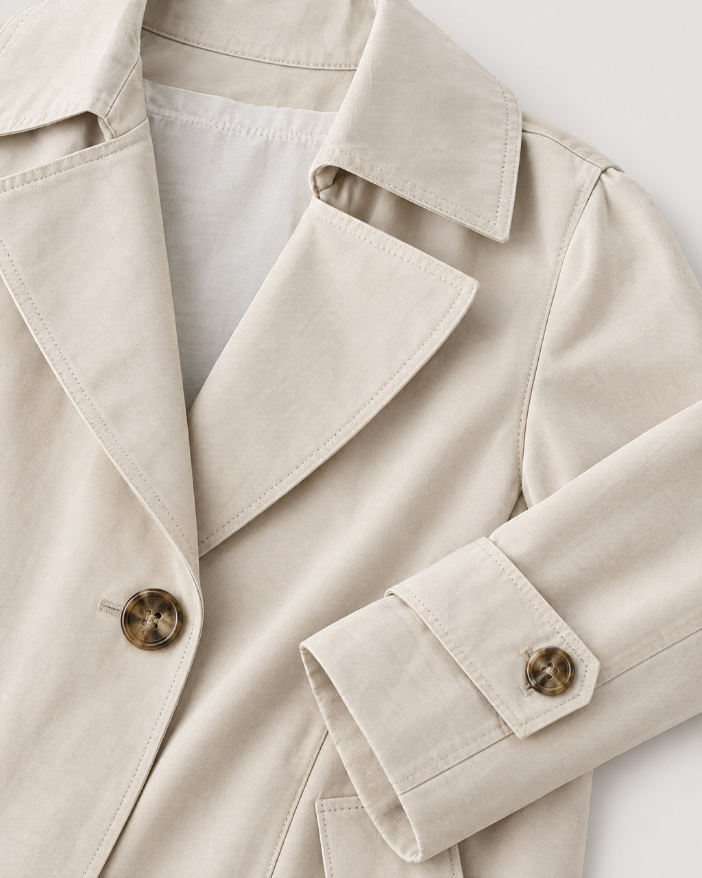 Trenchcoat – Detail Kragen und Ärmelriegel