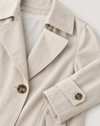 Trenchcoat – Detail Kragen und Ärmelriegel