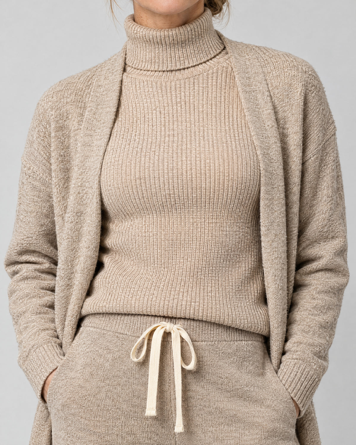 Dreiteiliges Strickset – Detail Rollkragen und Cardigan