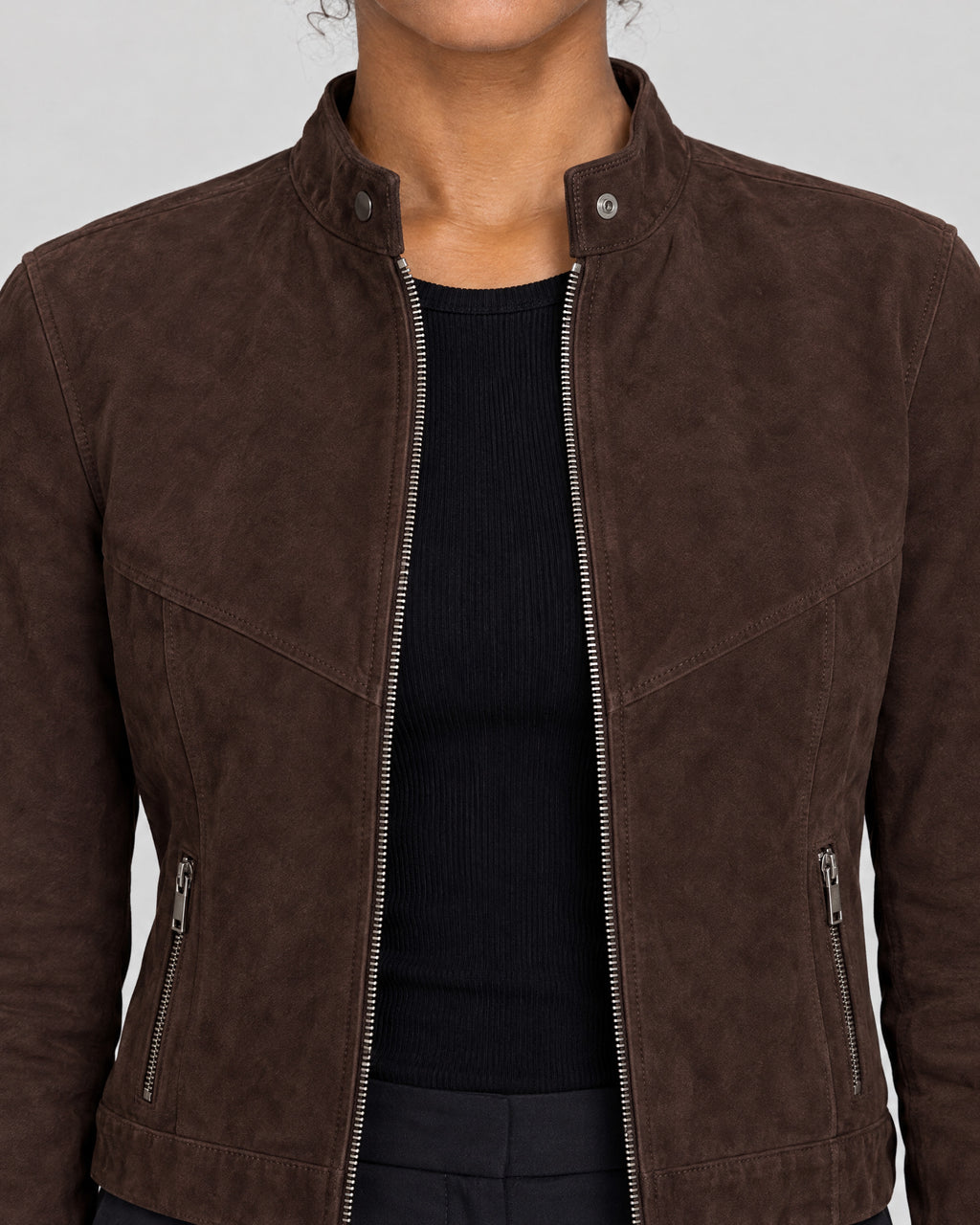 Kurze Jacke – Detail Stehkragen und Reißverschluss