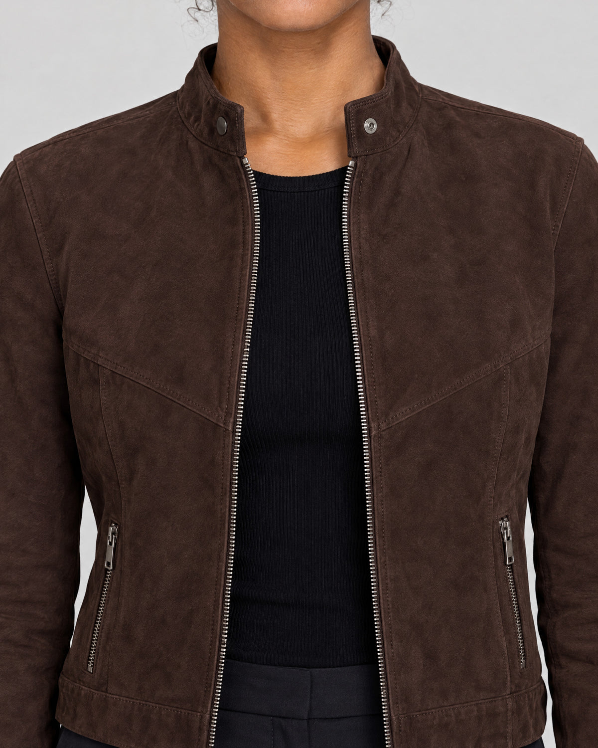 Kurze Jacke – Detail Stehkragen und Reißverschluss