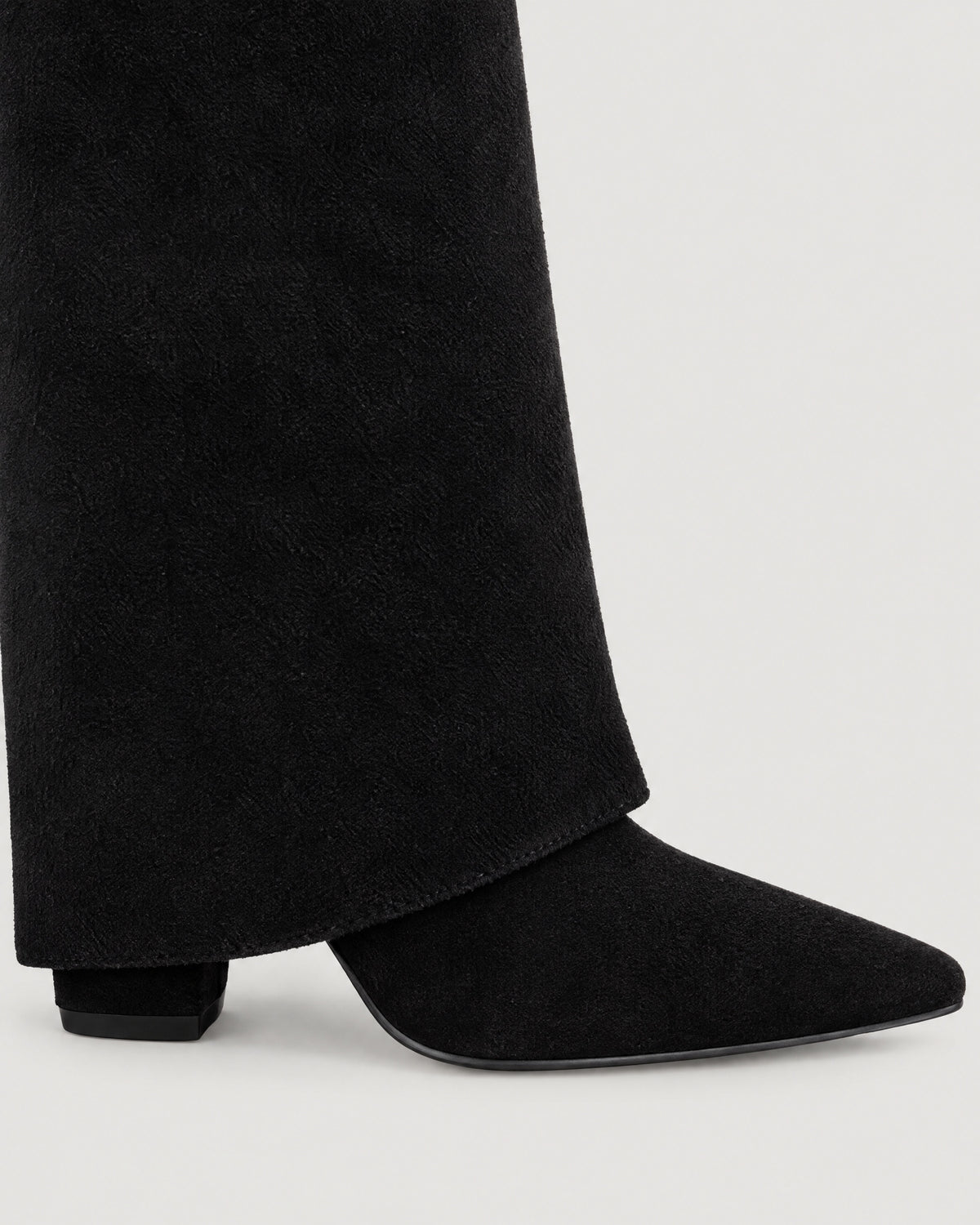 Wildlederstiefel – Detail Spitze und Blockabsatz