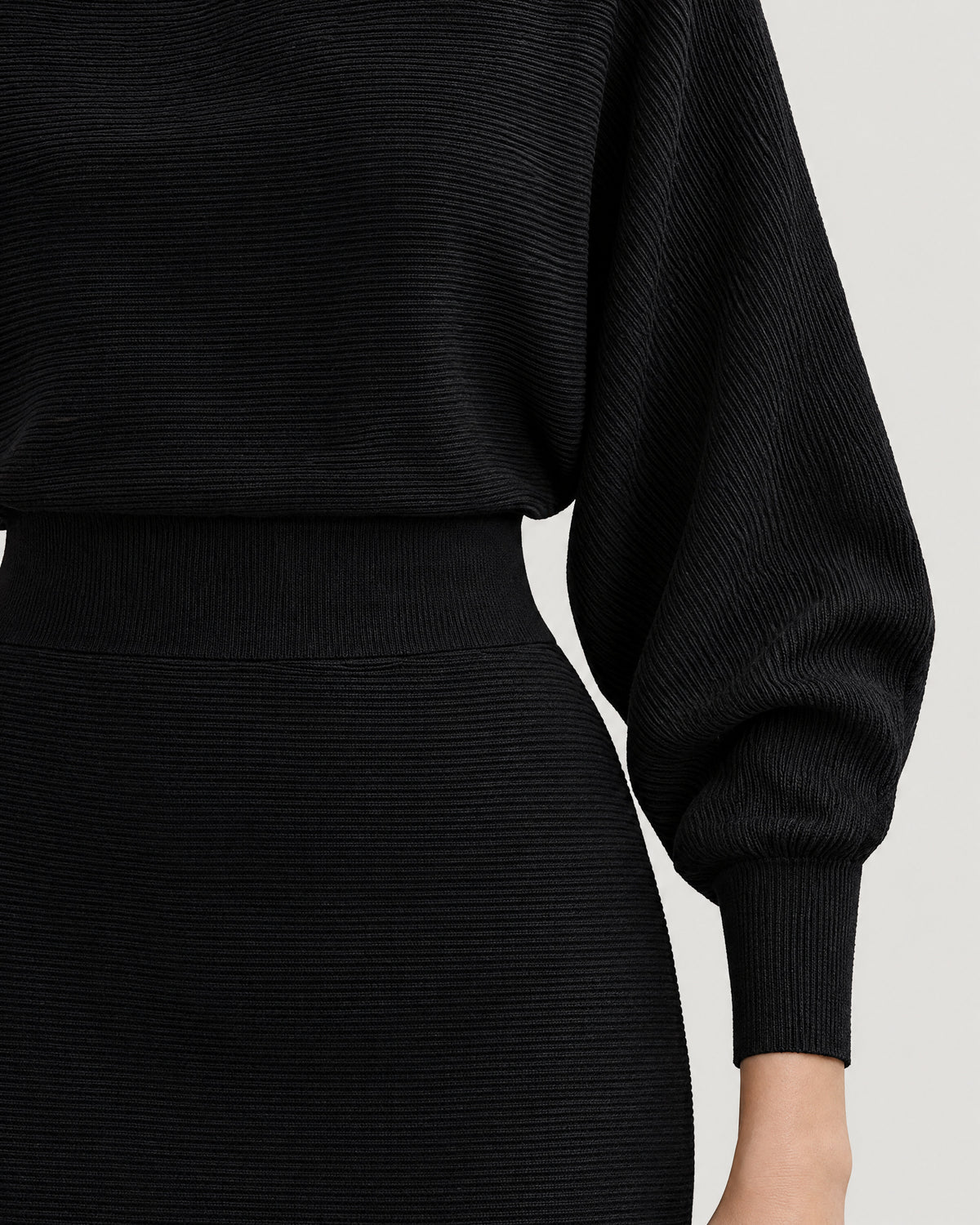 Strick-Midikleid – Detail Taillenbund und Ärmel