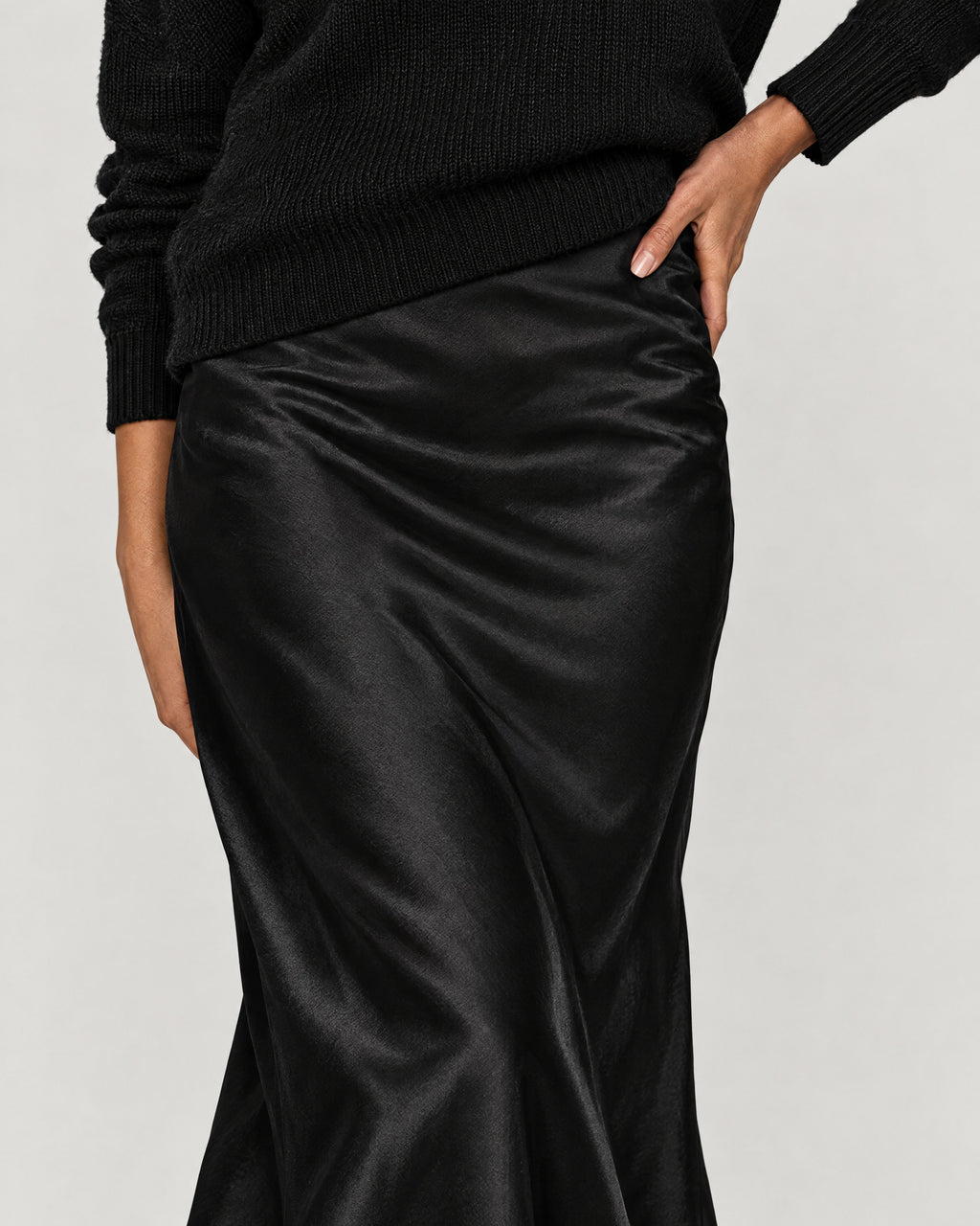 Satin Midikleid Schwarz – Detail Satin und Strick