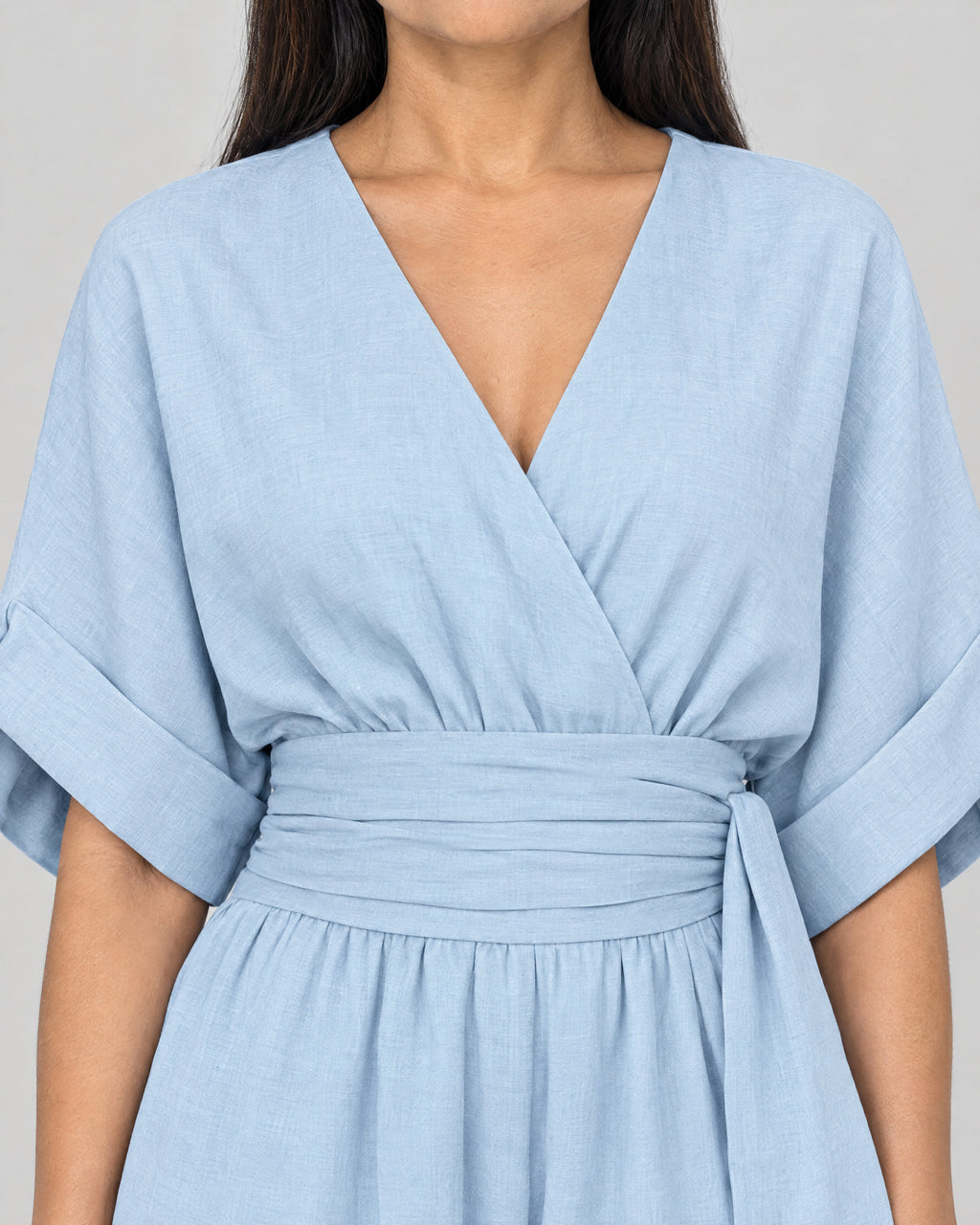 Jumpsuit – Detail Wickelausschnitt und Gürtel