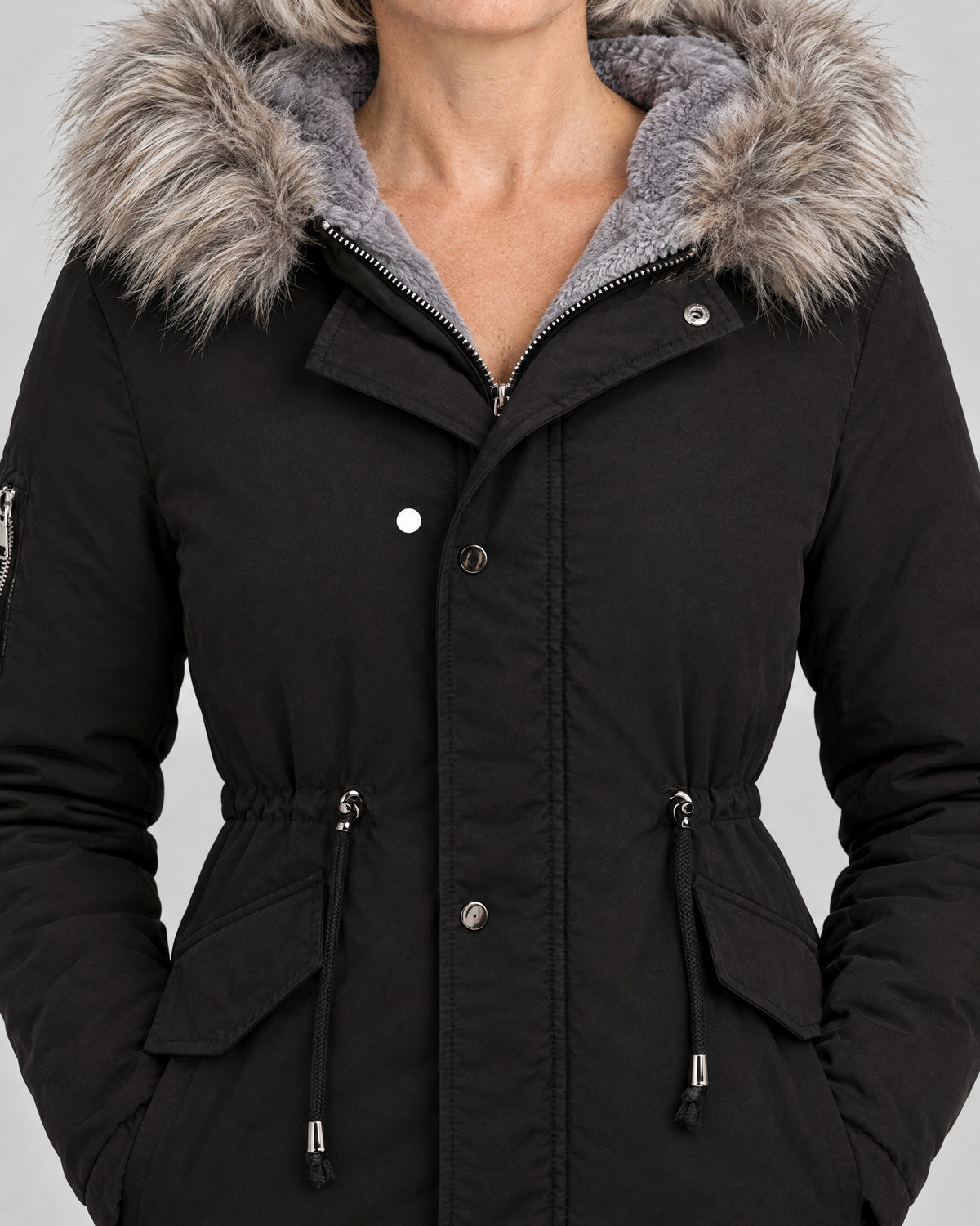 Winterparka – Detail Kapuze und Knopfleiste