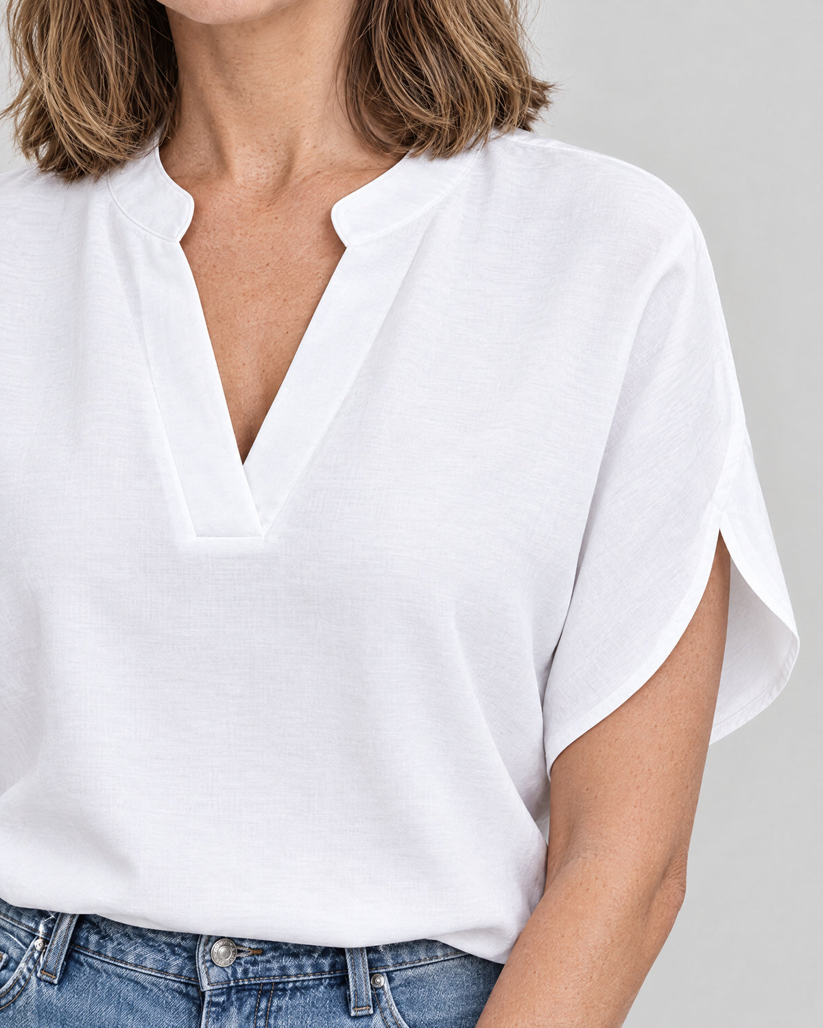 Kurzarm Bluse – Detail V-Ausschnitt und Ärmel