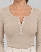 Henley Shirt – Detail Rippstrick und Knopfleiste
