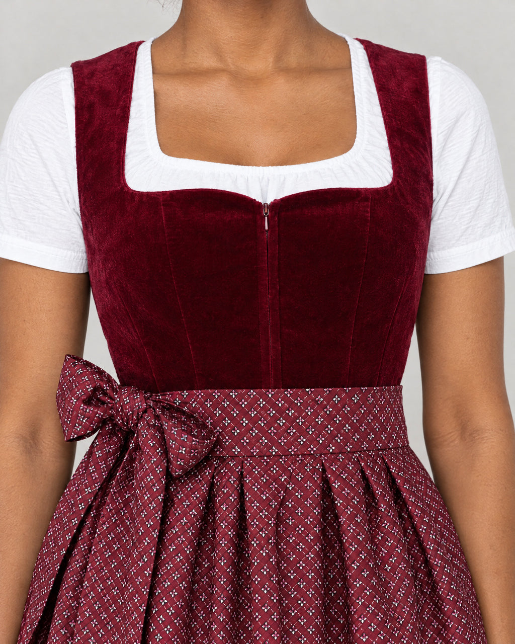 Samt Dirndl – Detail Samtmieder und Schürze
