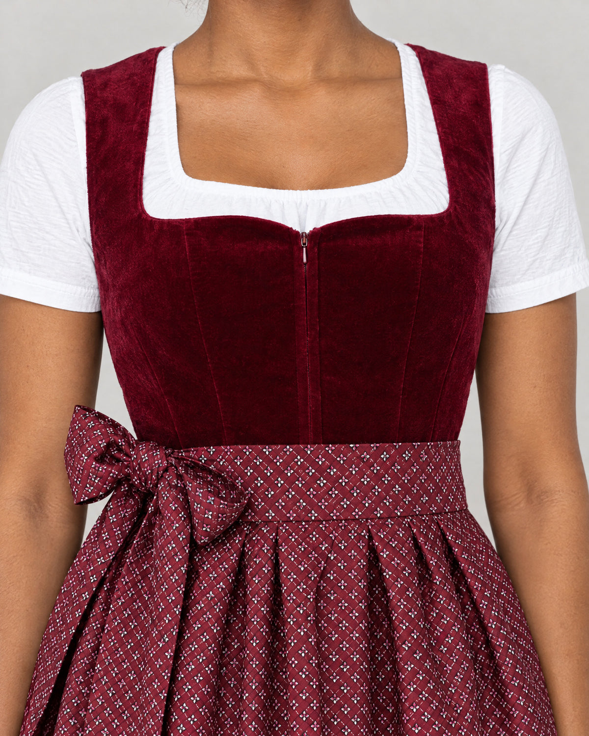 Samt Dirndl – Detail Samtmieder und Schürze
