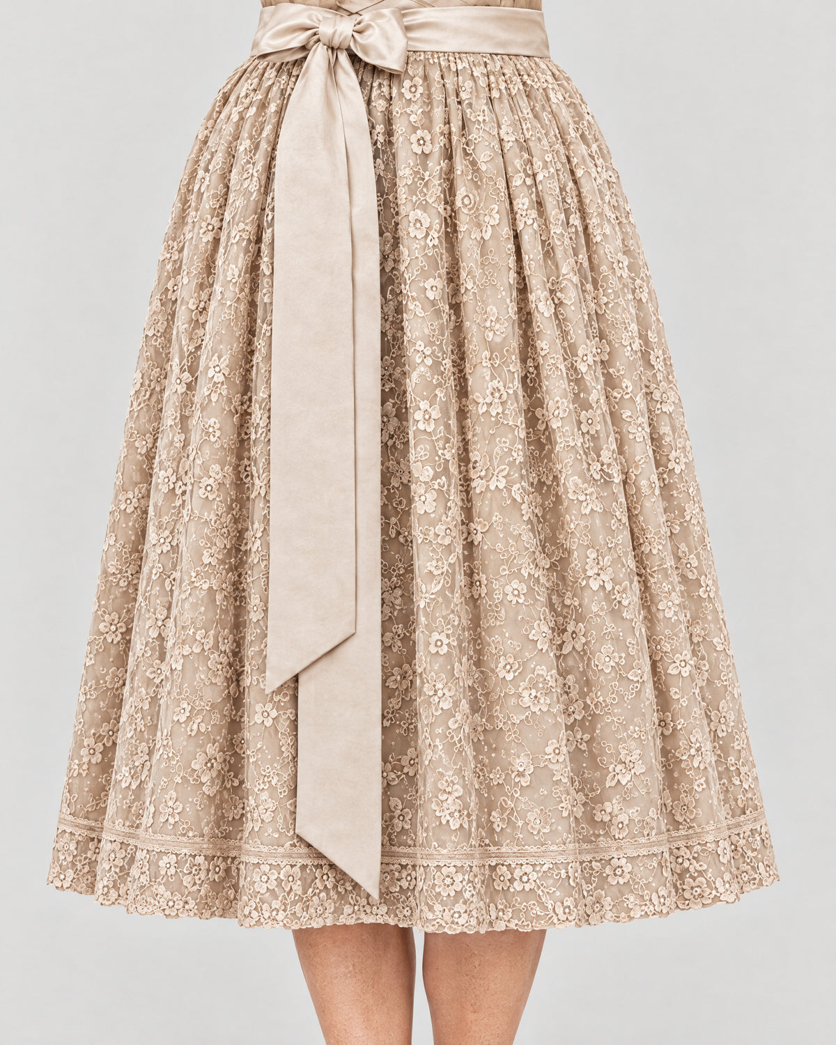Dirndl – Detail Schnürmieder und Spitzenbluse