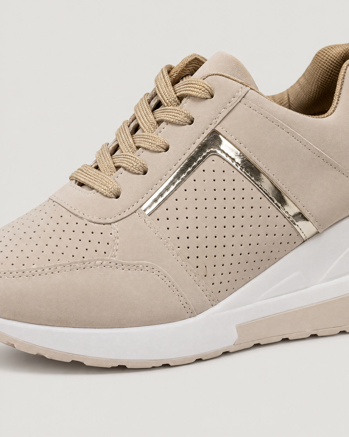 Keil-Sneaker – Detail Perforation